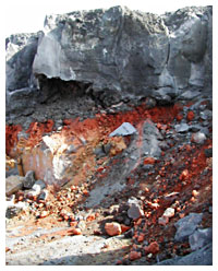 Basalto compatto sopra la "ghiara" rossa